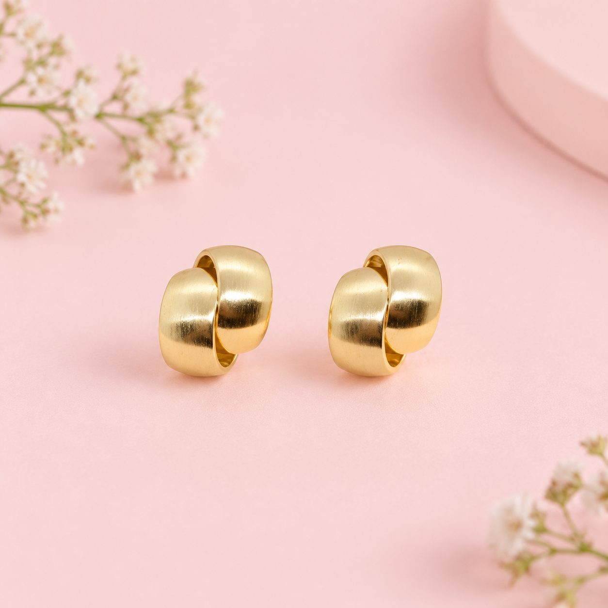 Aretes Aura Dorada · Cobre enchapado en oro de 18k