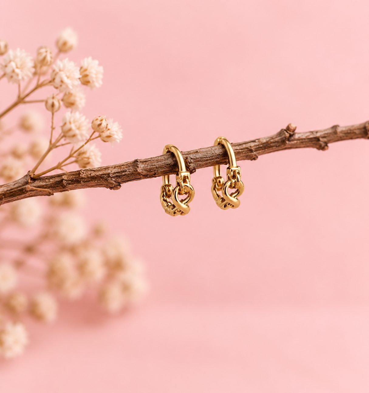 Argollitas Amour Knot · Cobre enchapado en oro de 18k 